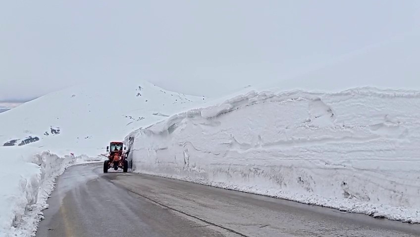 Erzurum’da 2 bin 885 rakımlı zorlu sınav: Palandöken Geçidi’nde kar ve tipi mesaisi