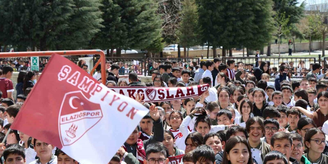 Takım kaptanına sarılmak için gözyaşı döken öğrenciye anlamlı jest