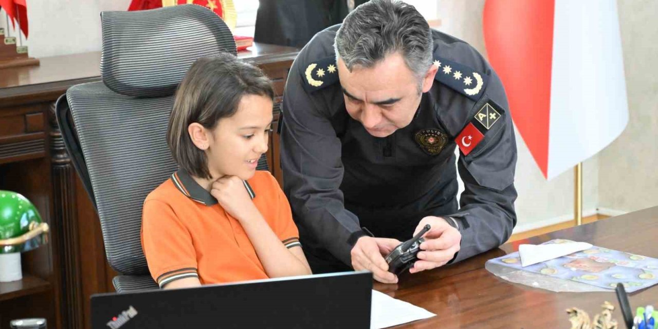 Kars’ta 23 Nisan coşkusu: İlkokul öğrencisi emniyet müdürü koltuğuna oturdu