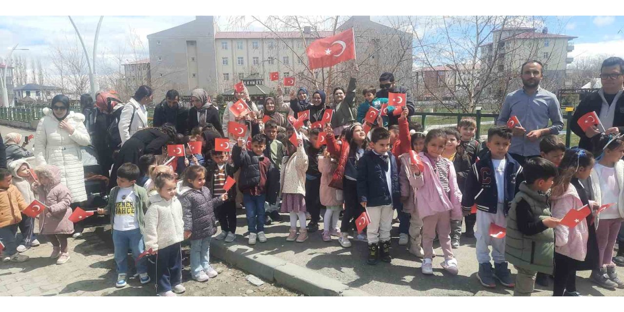 Eleşkirt’te çocuklar ilk bayramlarını aileleriyle okulda kutladılar