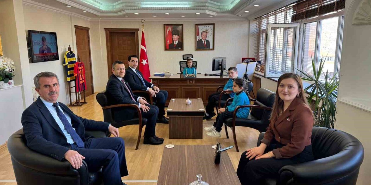 Kaymakam Tutay koltuğunu öğrencilere devretti