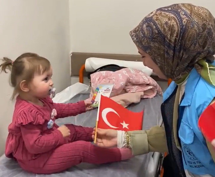 Hastanedeki çocuklara 23 Nisan sürprizi
