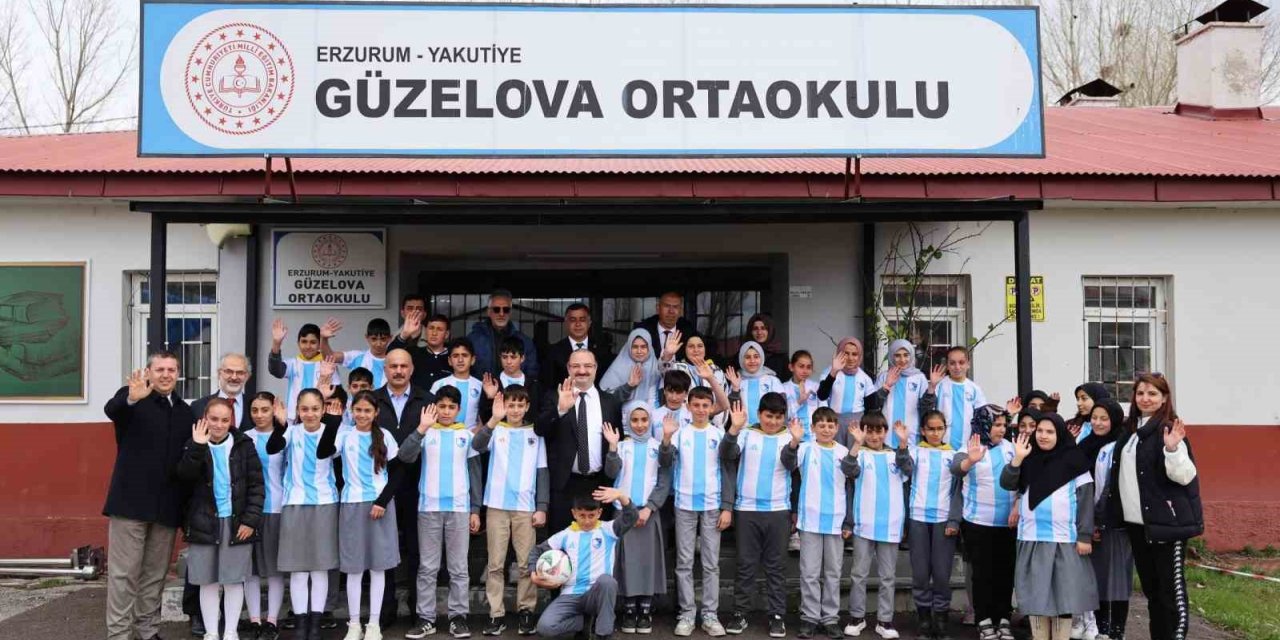 Güzelova’da 23 Nisan coşkusu: Rektör Hacımüftüoğlu, Minik yüreklerle bayram sevincini paylaştı