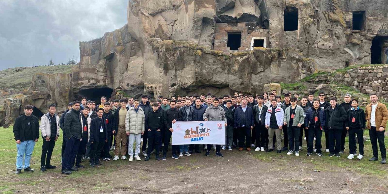 ‘Maziden Atiye Ahlat’ programı gençleri tarihle buluşturuyor