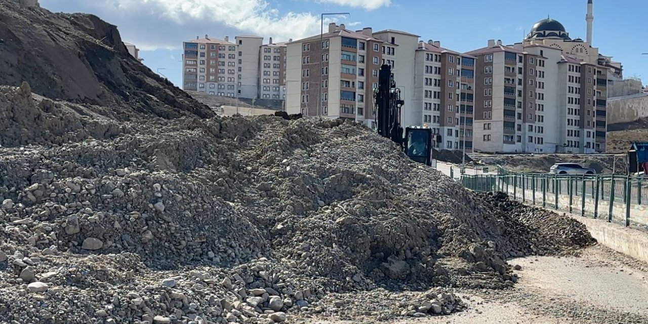 Yüksekova’da toprak kayması: Pizok yolu 18 gündür kapalı