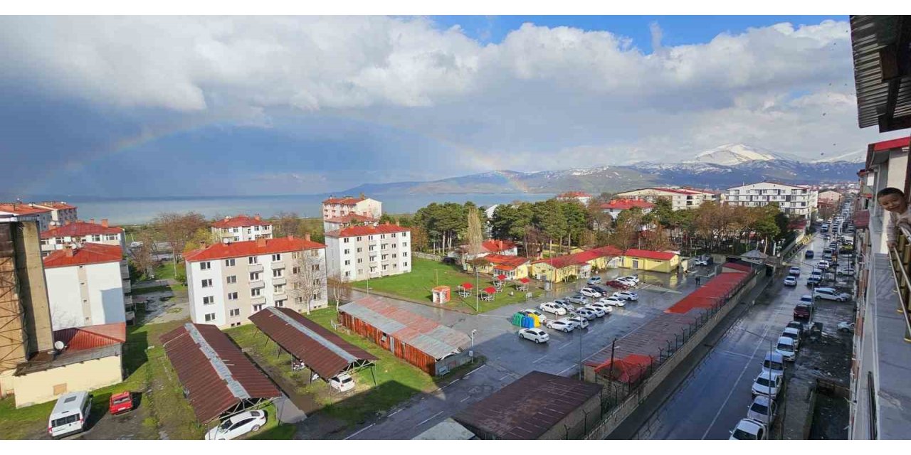 Tatvan’da gökkuşağı görsel şölen sundu