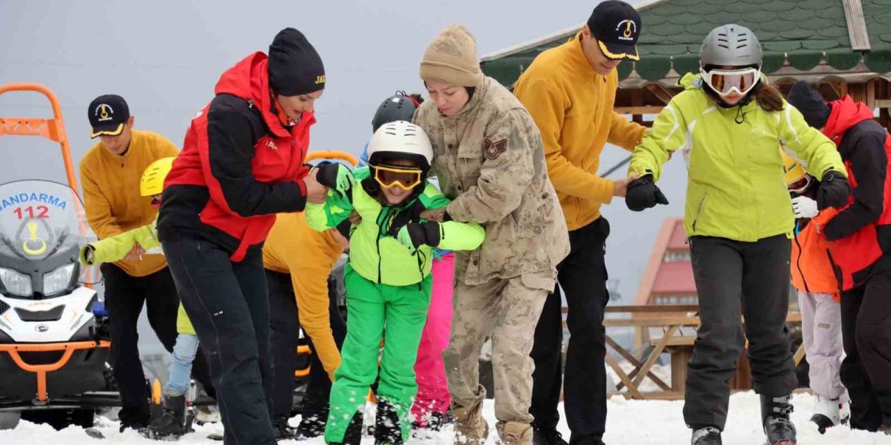 Palandöken’de sevgiye uzanan jandarma eli