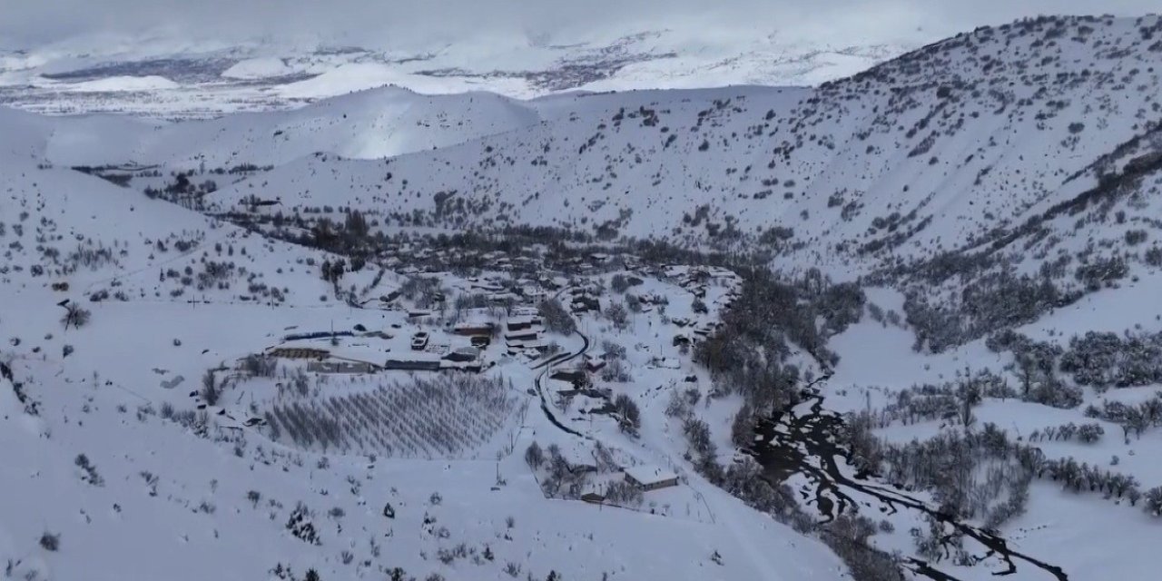 Refahiye’de nisan ayında kar sürprizi