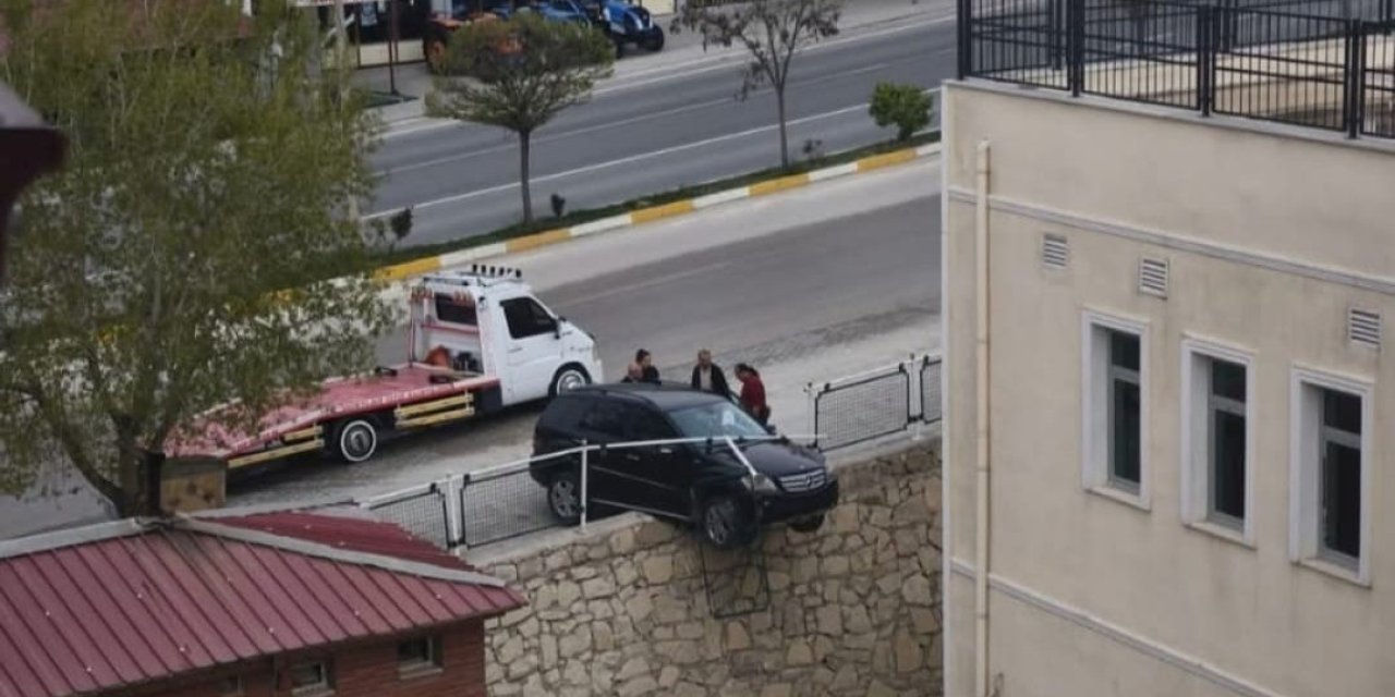 Kontrolden çıkan araç istinat duvarında asılı kaldı