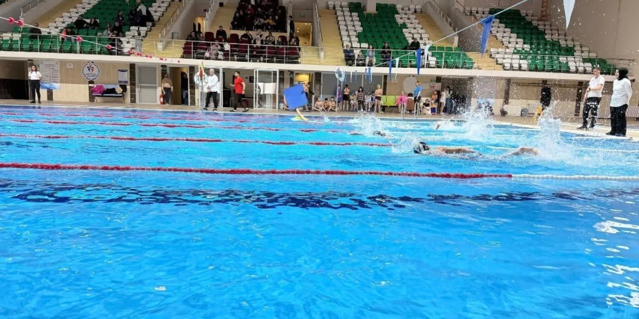 Kars’ta yüzme şöleni: Minik sporcular yarı final biletini aldı