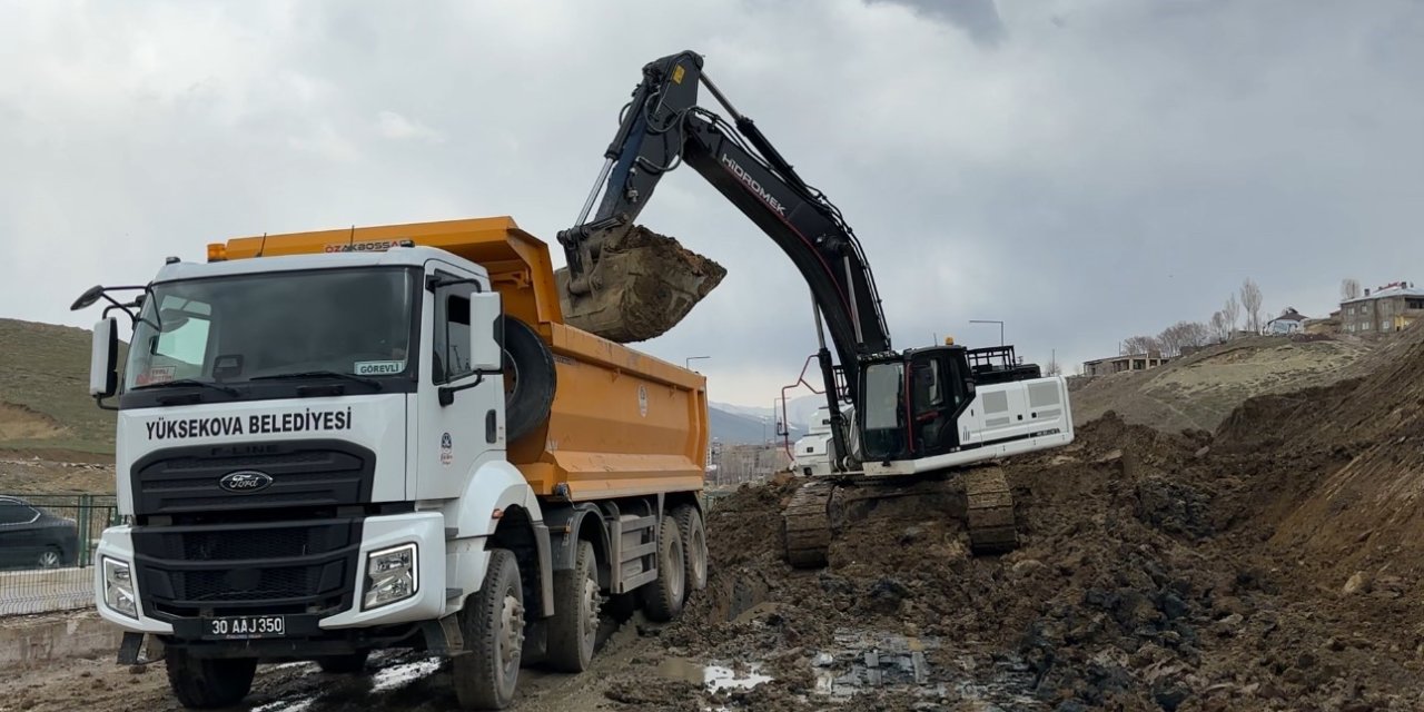 Yüksekova’da heyelan nedeniyle tek şeridi 19 gündür kapalı olan yol temizleniyor