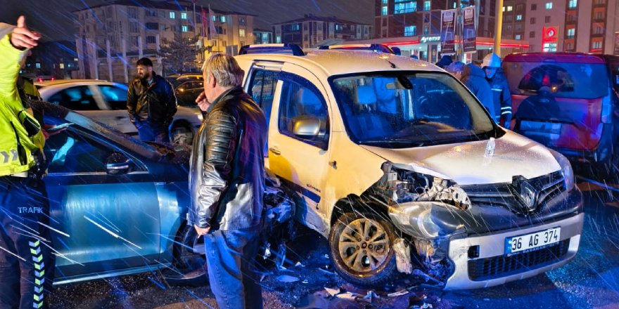 Kars'ta Nisan Karı Kazayı Beraberinde Getirdi: 1'i Çocuk 3 Yaralı!