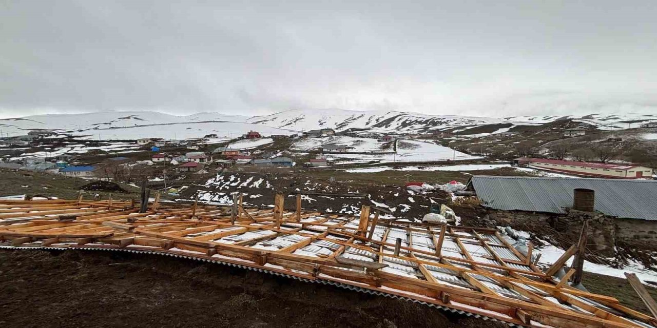 Ardahan’da şiddetli rüzgar çatıları uçurdu