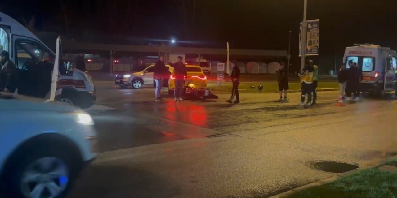 Erzincan’da motosiklet ile taksi çarpıştı: 2 yaralı