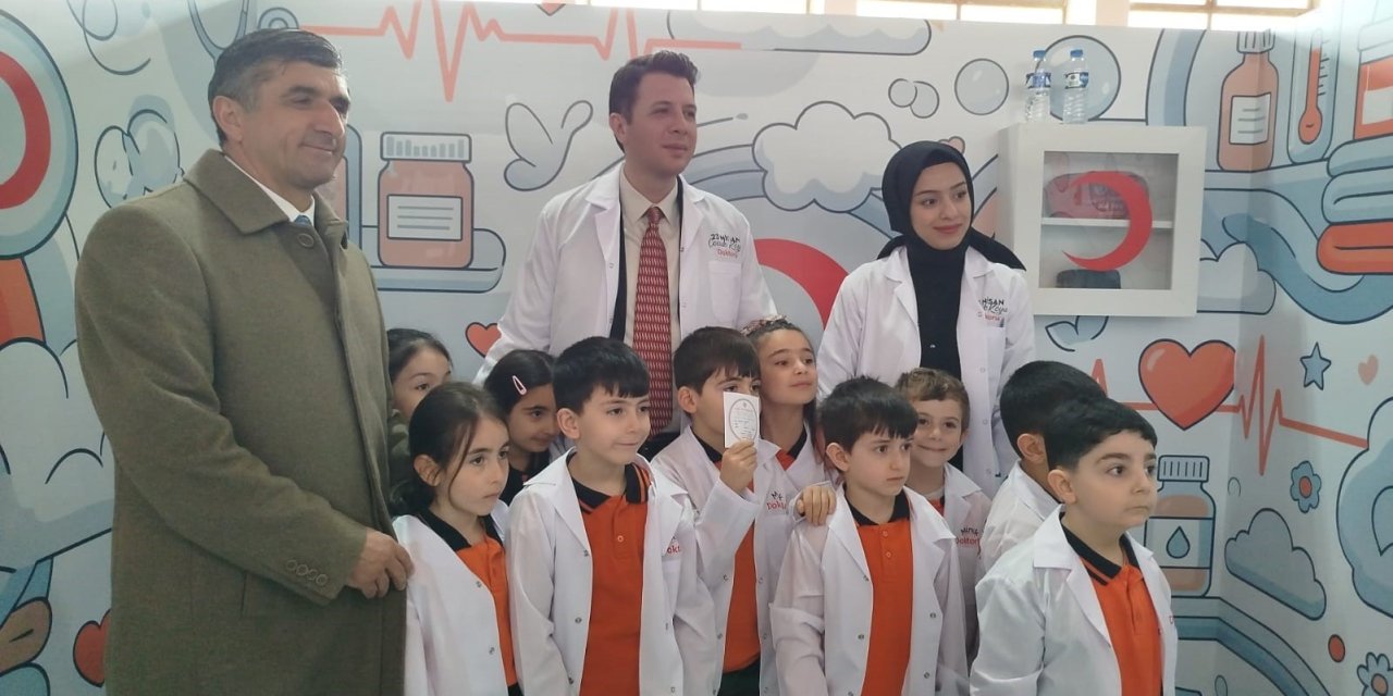 Kaymakam Kızılgüneş, miniklerle doktor önlüğü giydi