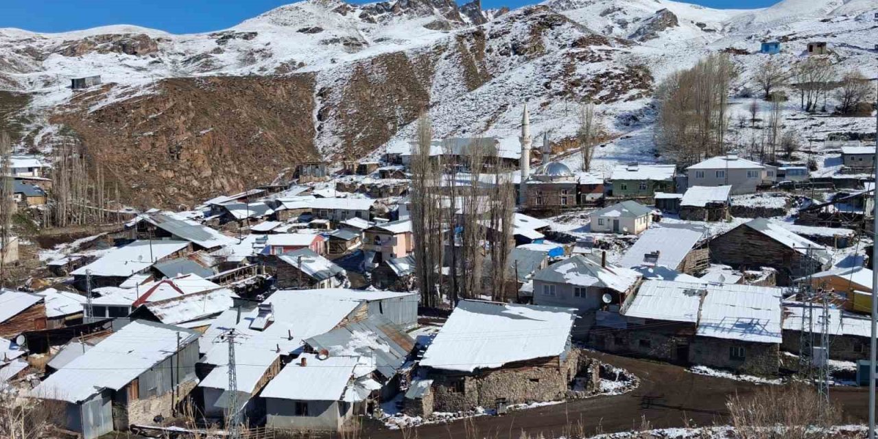 Dümbüllü Deresi’nde Nisan karı sürprizi