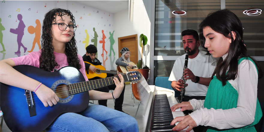 Karslı gençler hayallerinin peşinden koşuyor