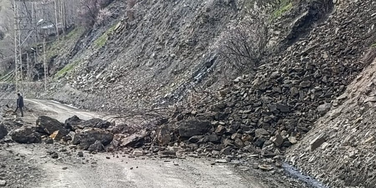 Bahçesaray’da mahalle yolunda heyelan