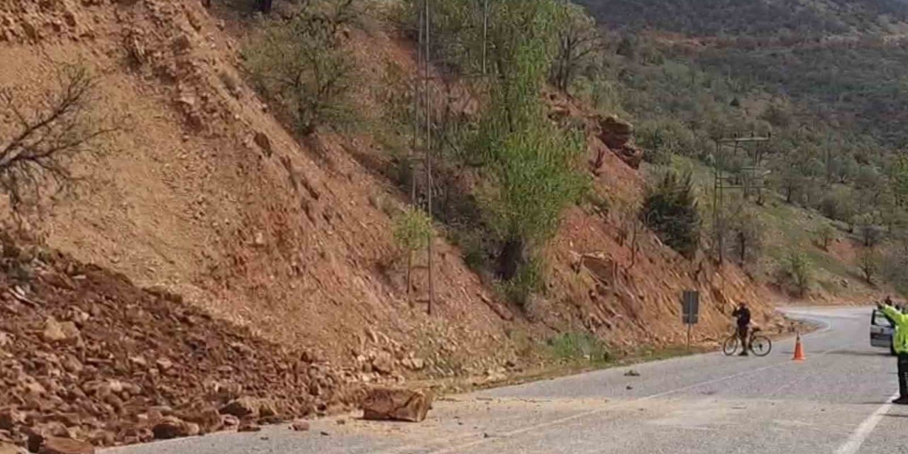 Tunceli’de yamaçtan kopan taş ve toprak kütlesi yola düştü