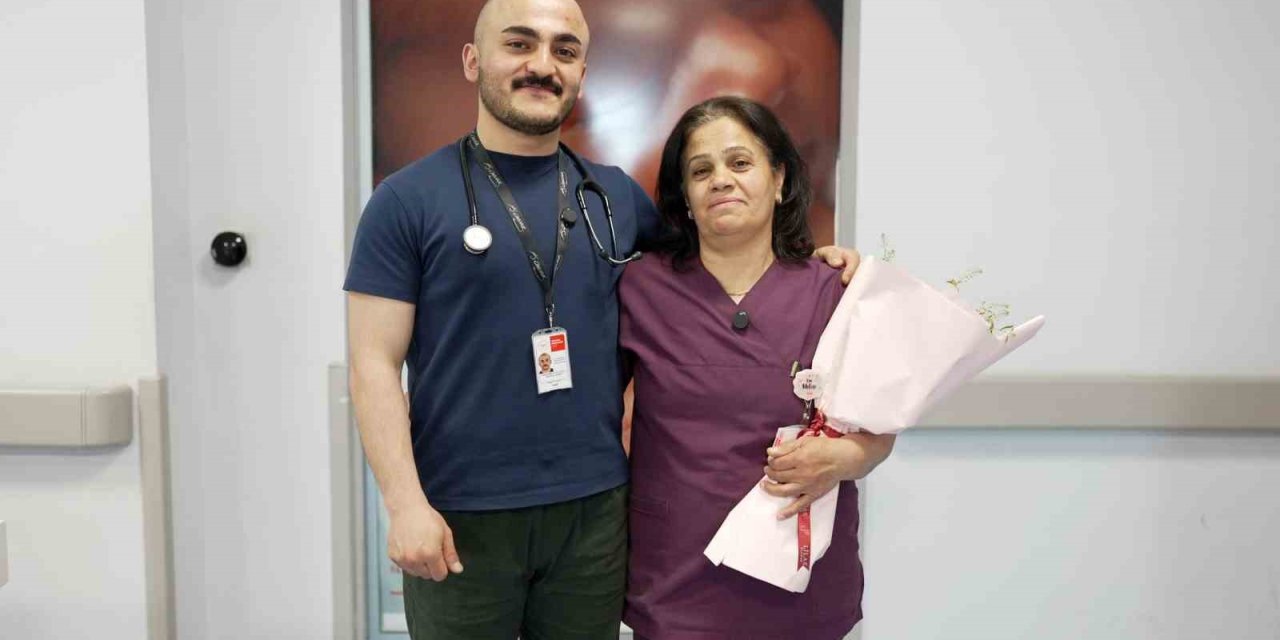 Hekim oğuldan ebe anneye Ebeler Haftası sürprizi