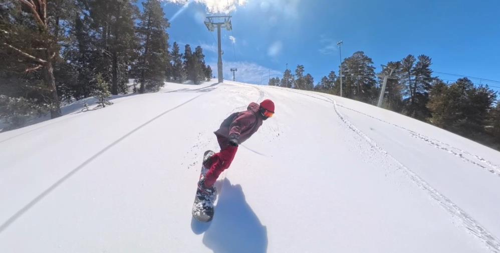 Kars’ta nisanda kar macerası: Zirveye yürüyüp bahar ortasında snowboard yaptılar