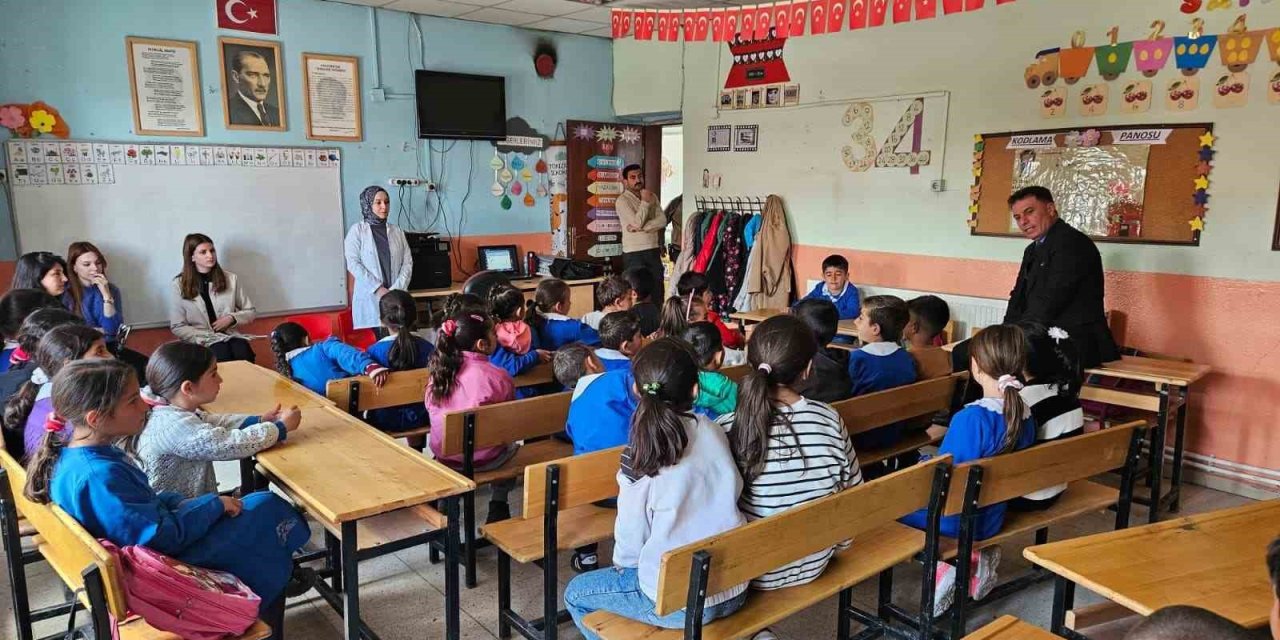 Diyadin’de öğretmene gül mesajı