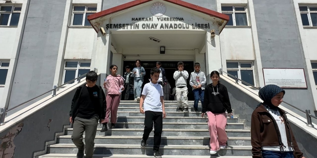 Yüksekova’da 4 bin 69 öğrenci bursluluk sınavında ter döktü