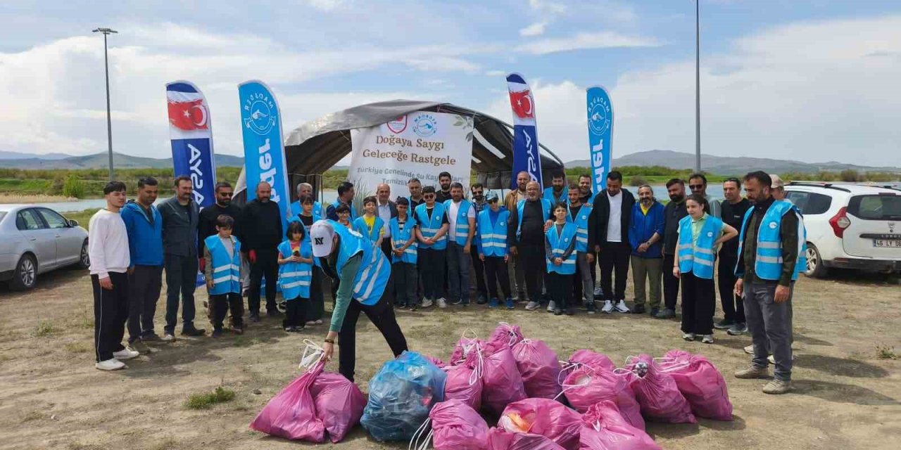 Avrasya Federasyonu’ndan Kale Salkımlı’da kıyı temizliği