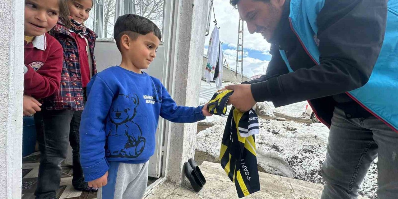 Karayazı Kaymakamı Titiz’den çocuklara anlamlı sürpriz