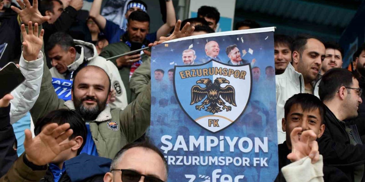 Şampiyon taraftarlara bayrak ve poster jesti