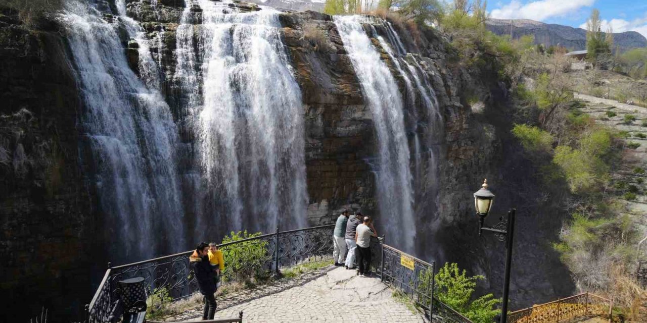 Tortum Şelalesi baharın gelişiyle coştu