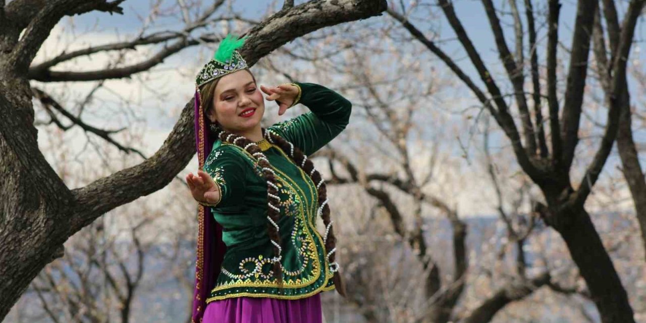 Kars’ta çiçek açan bağlarda Kafkas dansı görsel şölene dönüştü