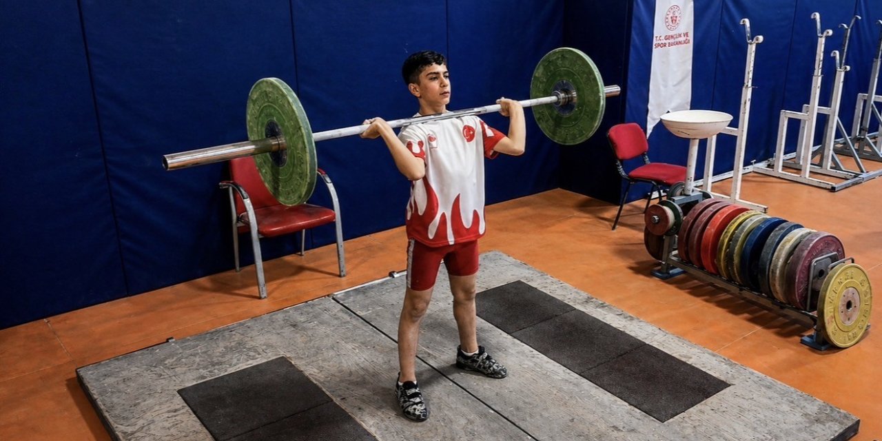 Azimle başladığı halterde 12 yaşında Türkiye şampiyonluğuna ulaştı