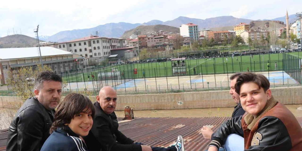 Çatıda kaygana yiyerek maç izlediler