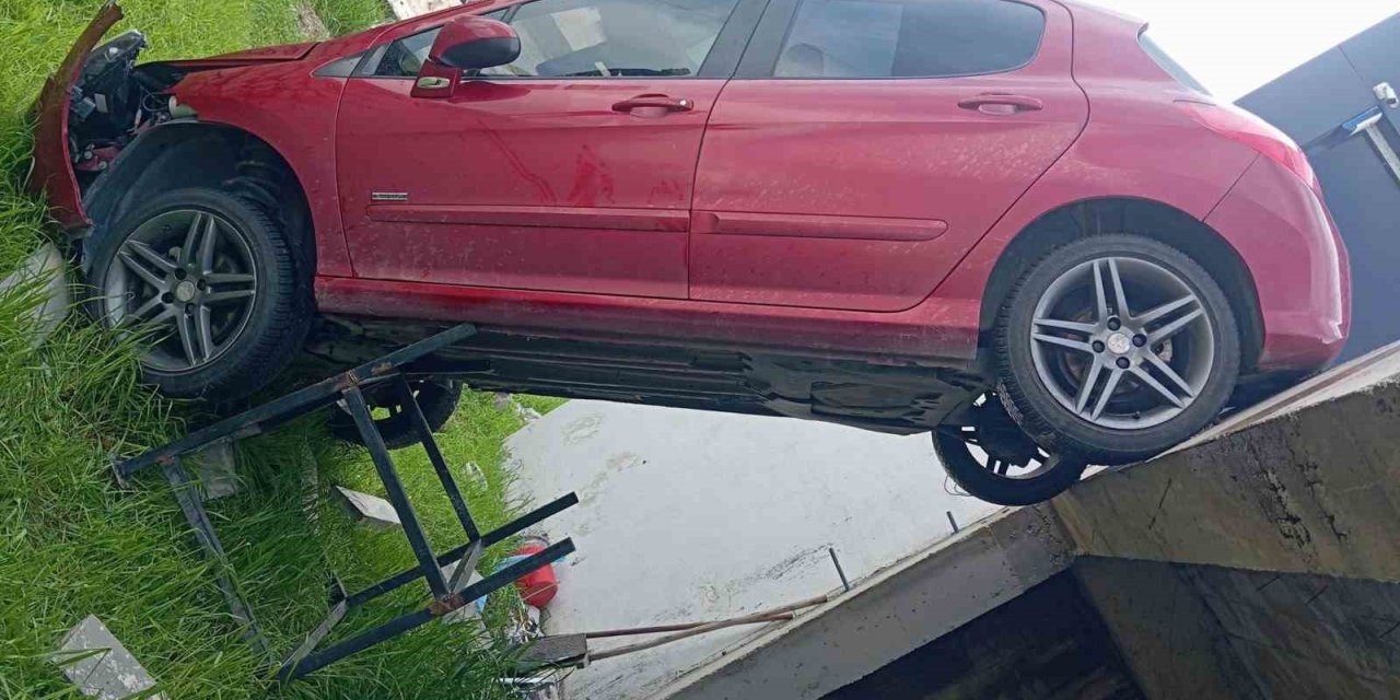 Şarampole uçan otomobil dik kaldı: 1 yaralı