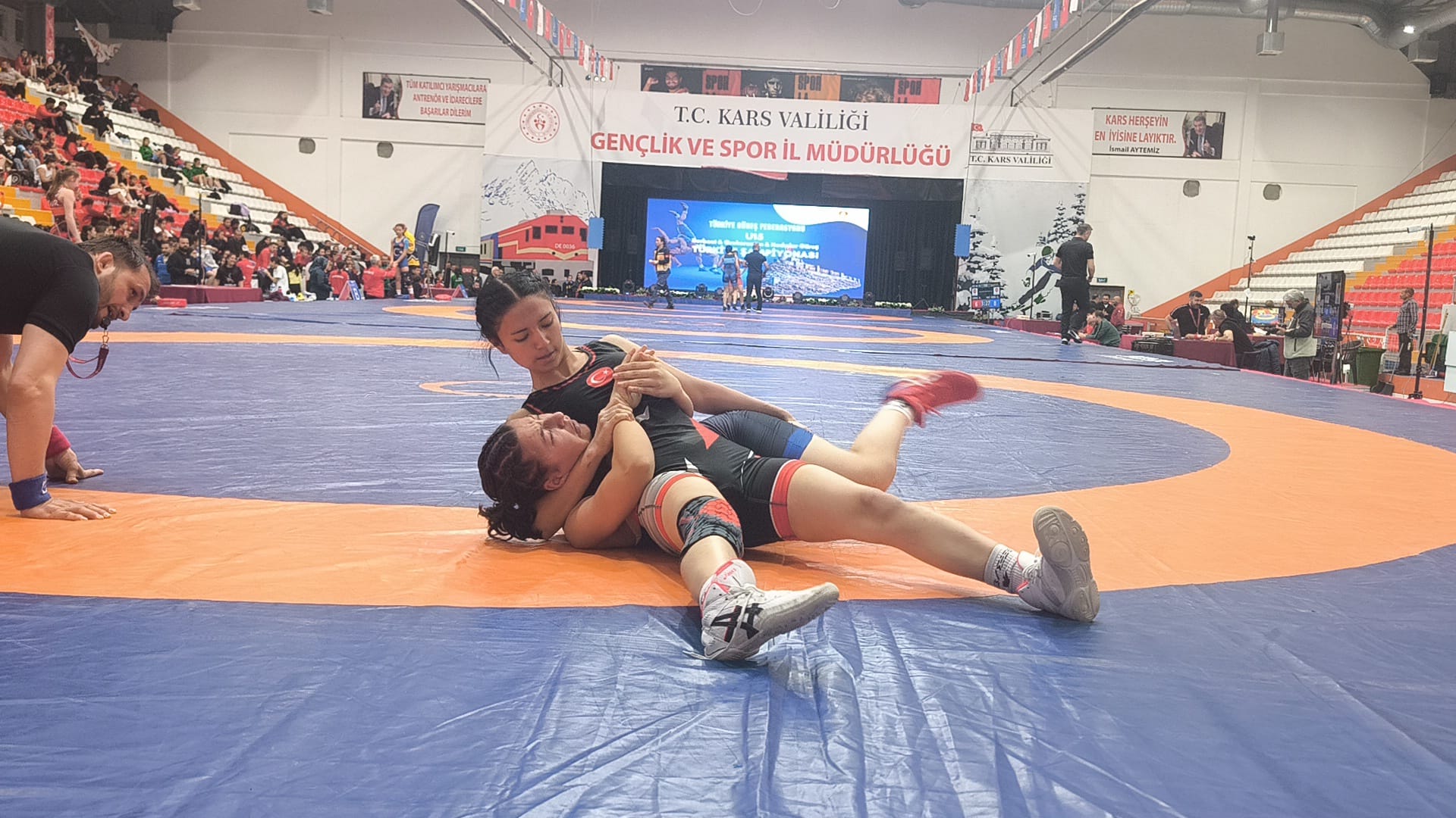 Genç kızlar mindere ter döktü