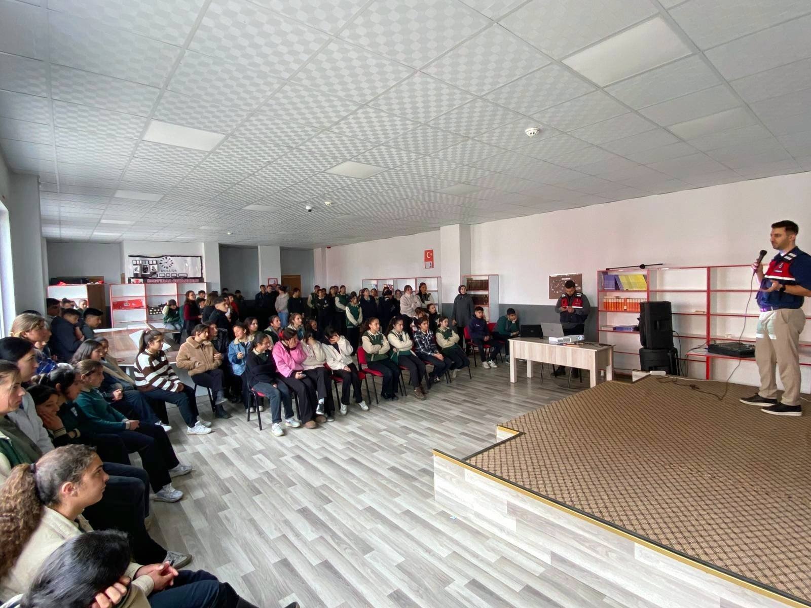 Kars’ta öğrencilere siber farkındalık eğitimi verildi