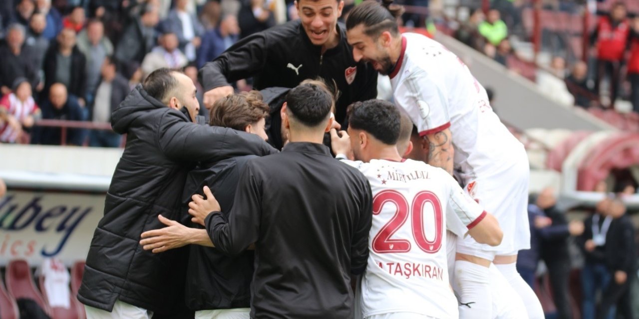 Elazığspor 21 futbolcuyla Adana’ya gitti