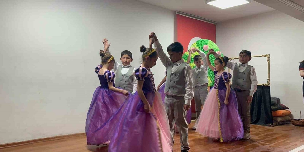 Kars’ta miniklerden büyük performans: Köy ilkokulu öğrencileri sahnede göz doldurdu