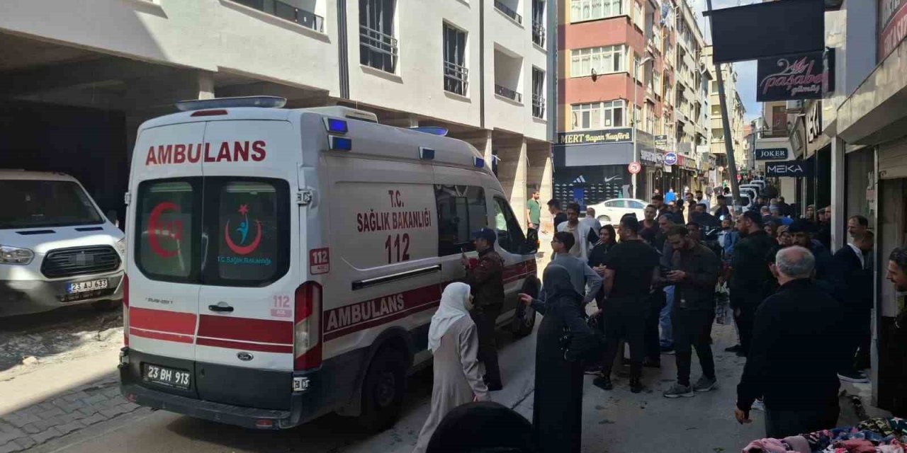 İş makinesinin çarptığı seyyar satıcı yaralandı