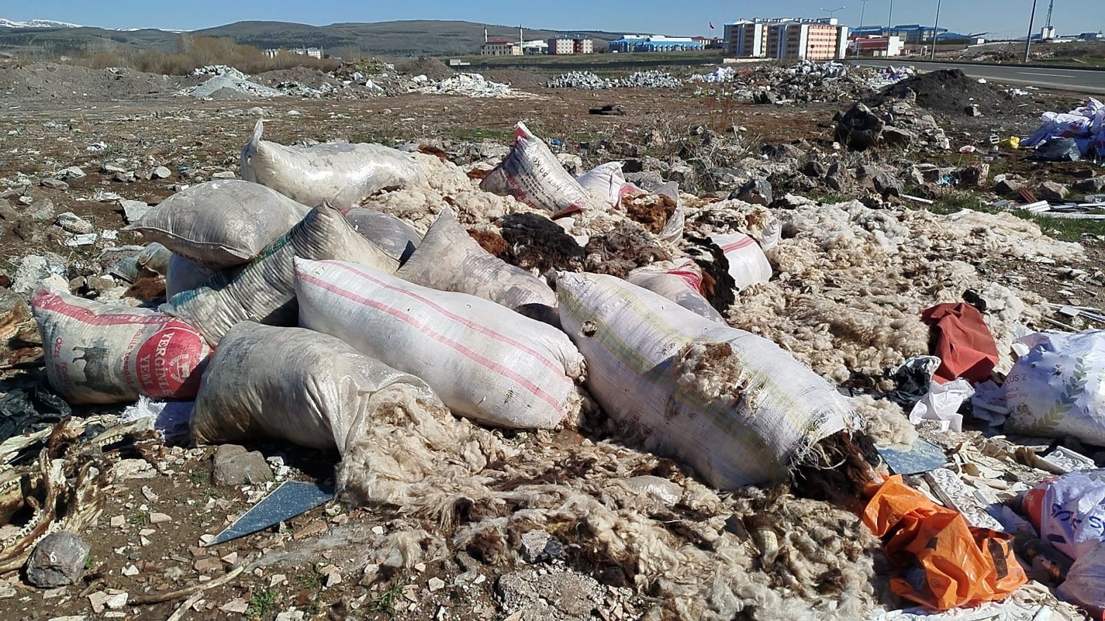 Kars’ın giriş noktalarında çöp tepkisi