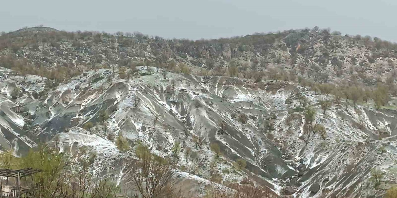 Arıcak’ta sağanak ve dolu etkili oldu
