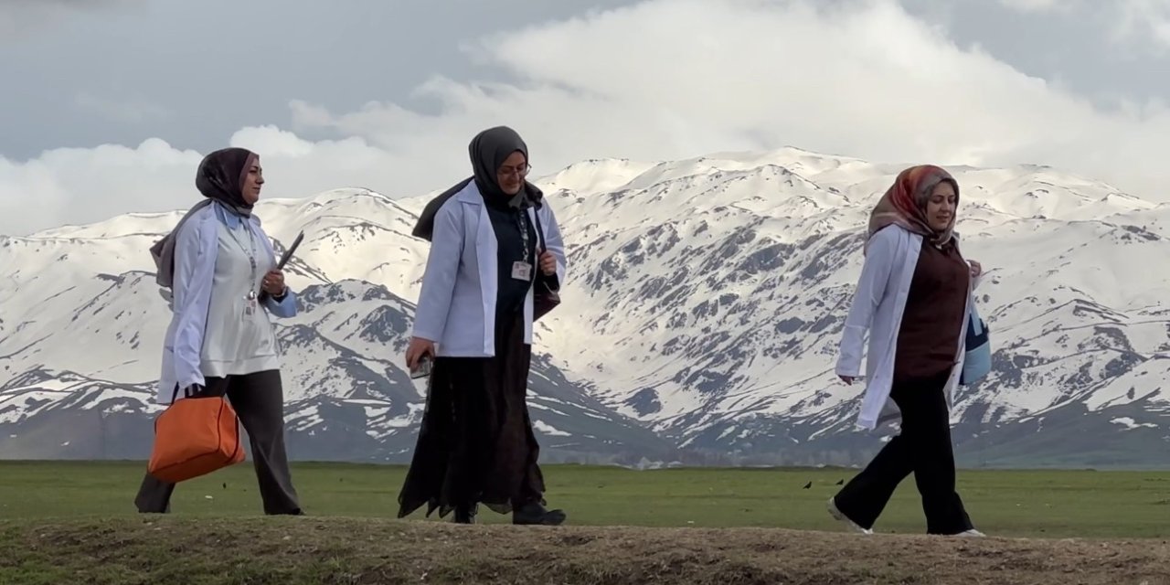 Yüksekova’nın fedakar ebeleri gebeler için yollarda