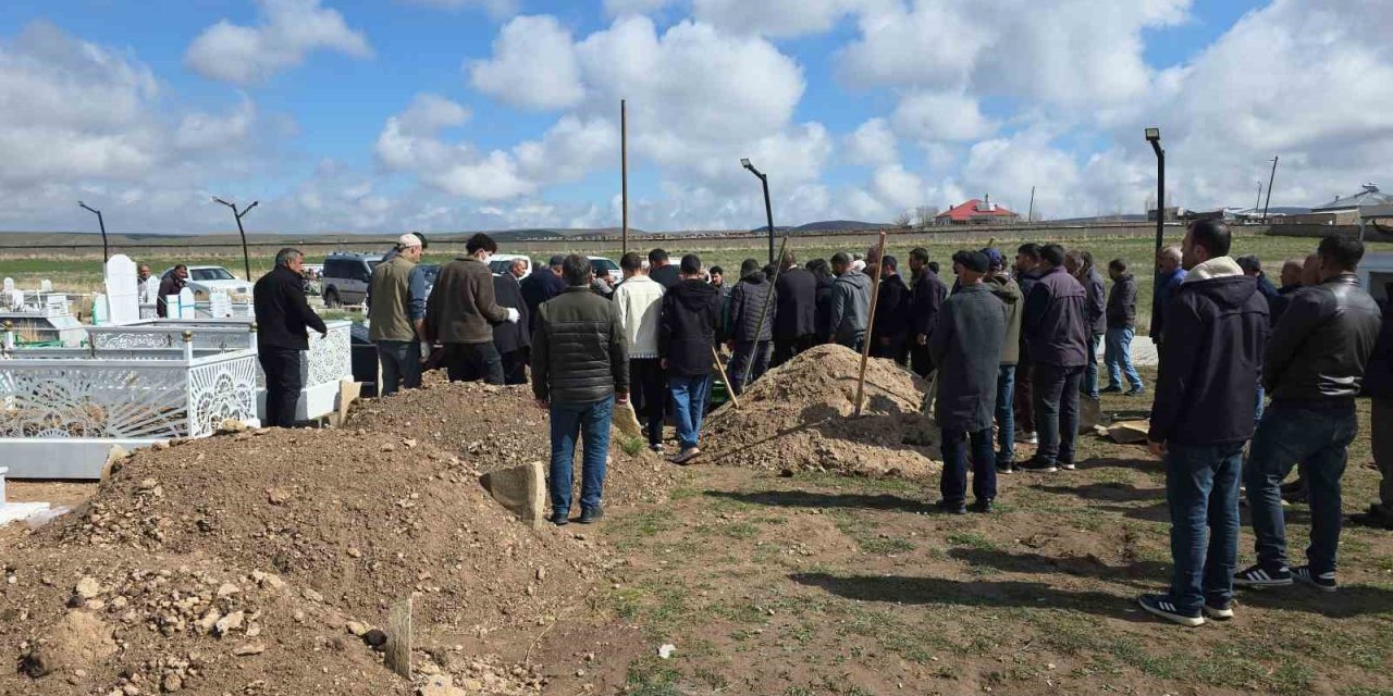 Köpeklerin saldırısında ölen çocuk toprağa verildi