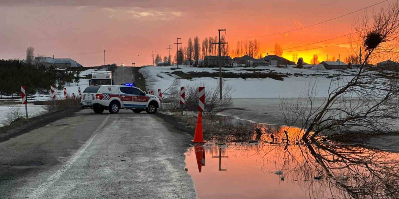 Karayazı’da gölet taştı, yol ulaşıma kapatıldı