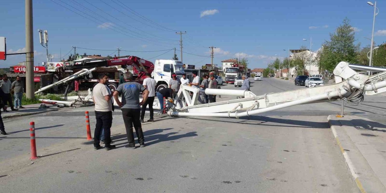 Malatya’da beton pompası devrildi, faciadan dönüldü