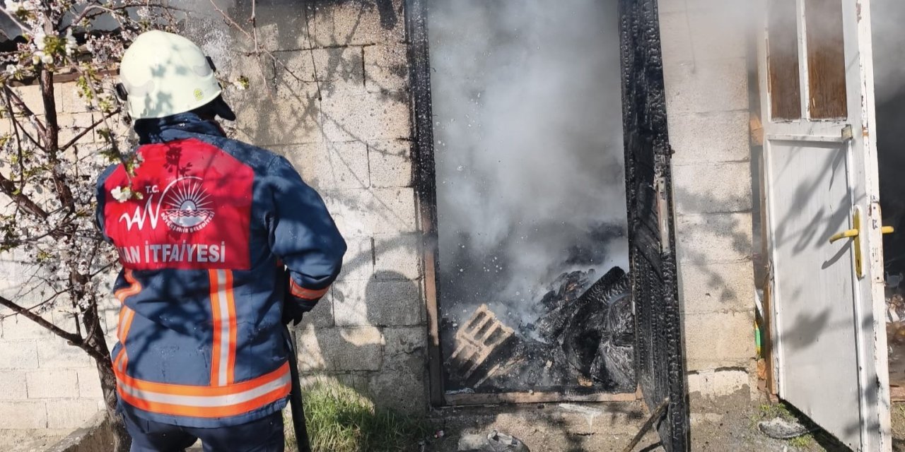 Tuşba’da odunluk yangını