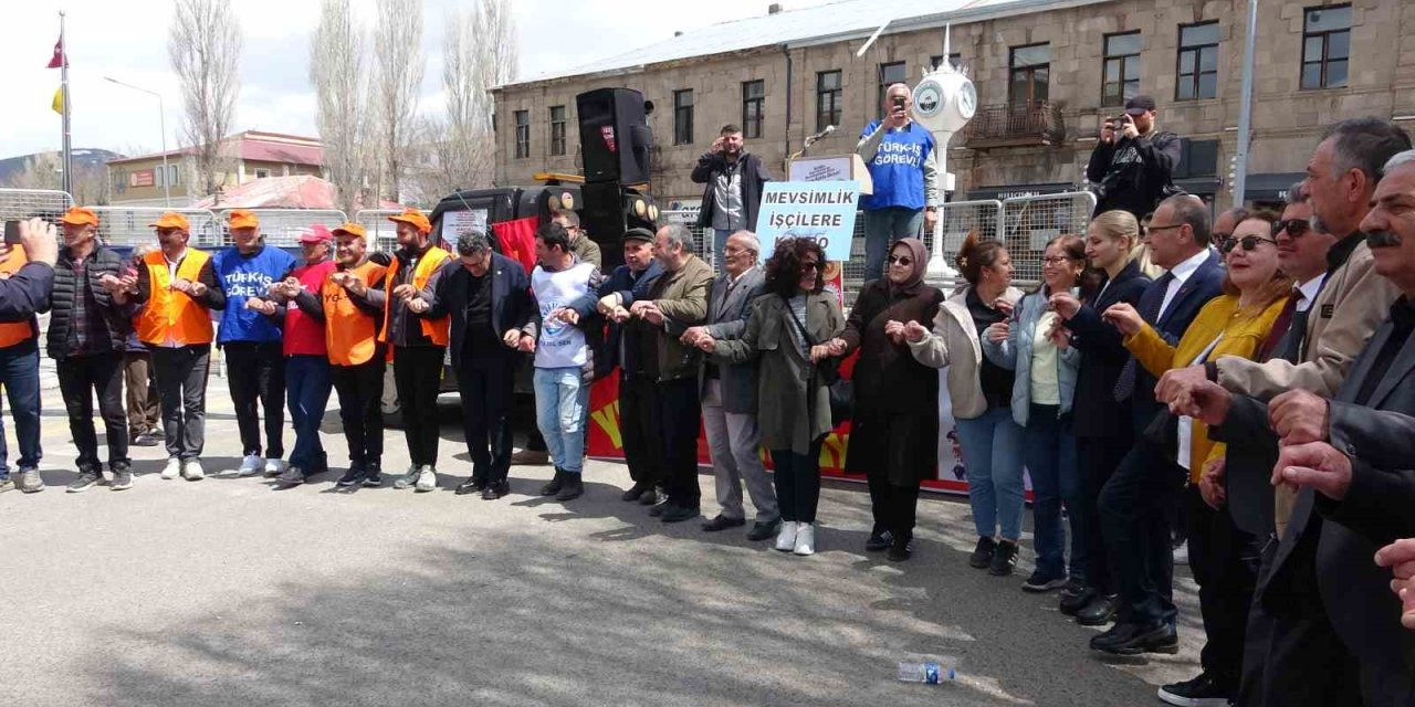 Ardahan’da 1 Mayıs Emek ve Dayanışma Günü halaylarla kutlandı