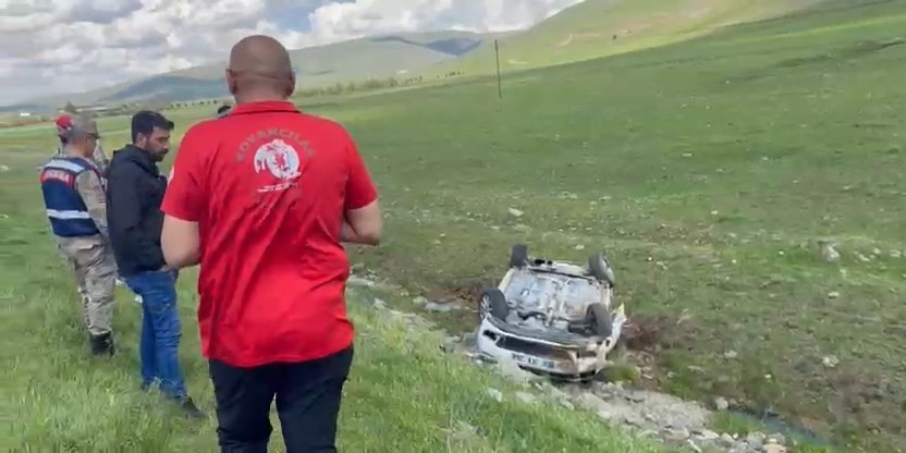Elazığ’da otomobil şarampole devrildi: 3 yaralı