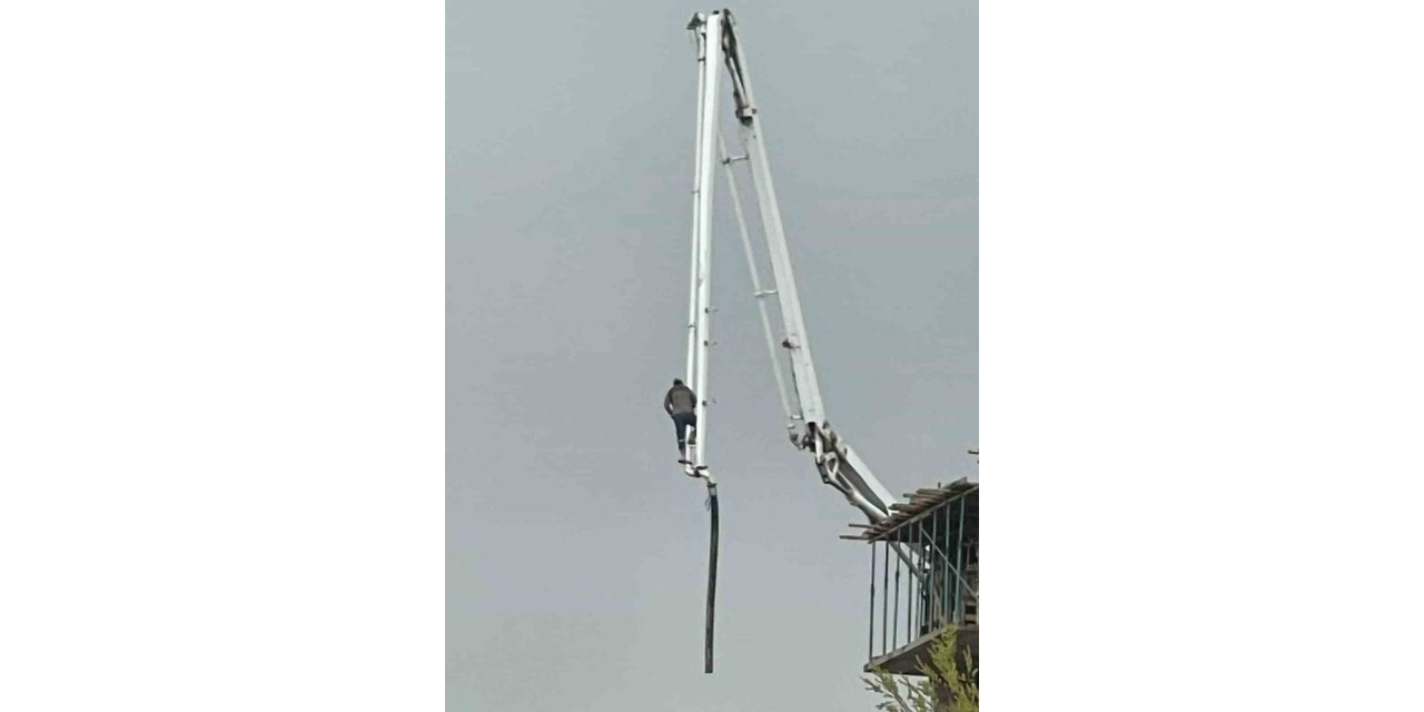 Beton pompasının üzerinde metrelerce yüksekliğe çıkan işçi, canını hiçe saydı